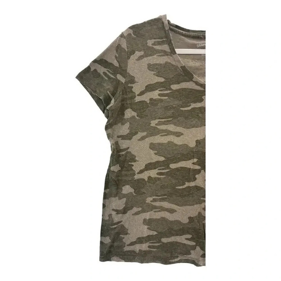 Universal Thread Women's Large Monterey Camo V-Neck Short Sleeve Tee - Picture 2 of 6